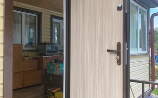 металлическая дверь для дачи с ламинатом внутри