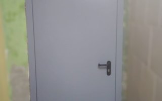 одностворчатая металлическая дверь в техническое помещение