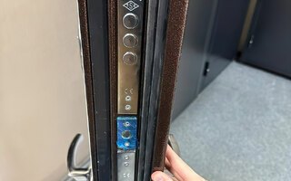 запирающая система металлической двери с терморазрывом