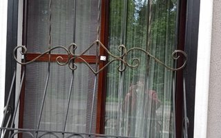 дутая кованая решетка на окно загородного дома